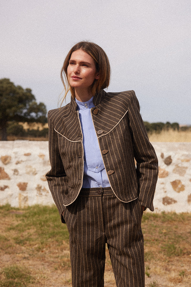 Chaqueta-marrón-mujer-elegante