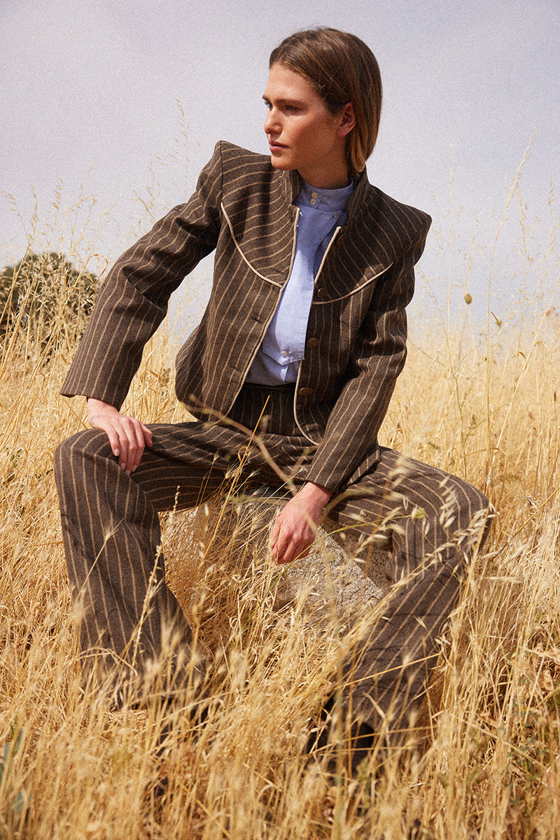 Chaqueta-marrón-mujer-elegante 5