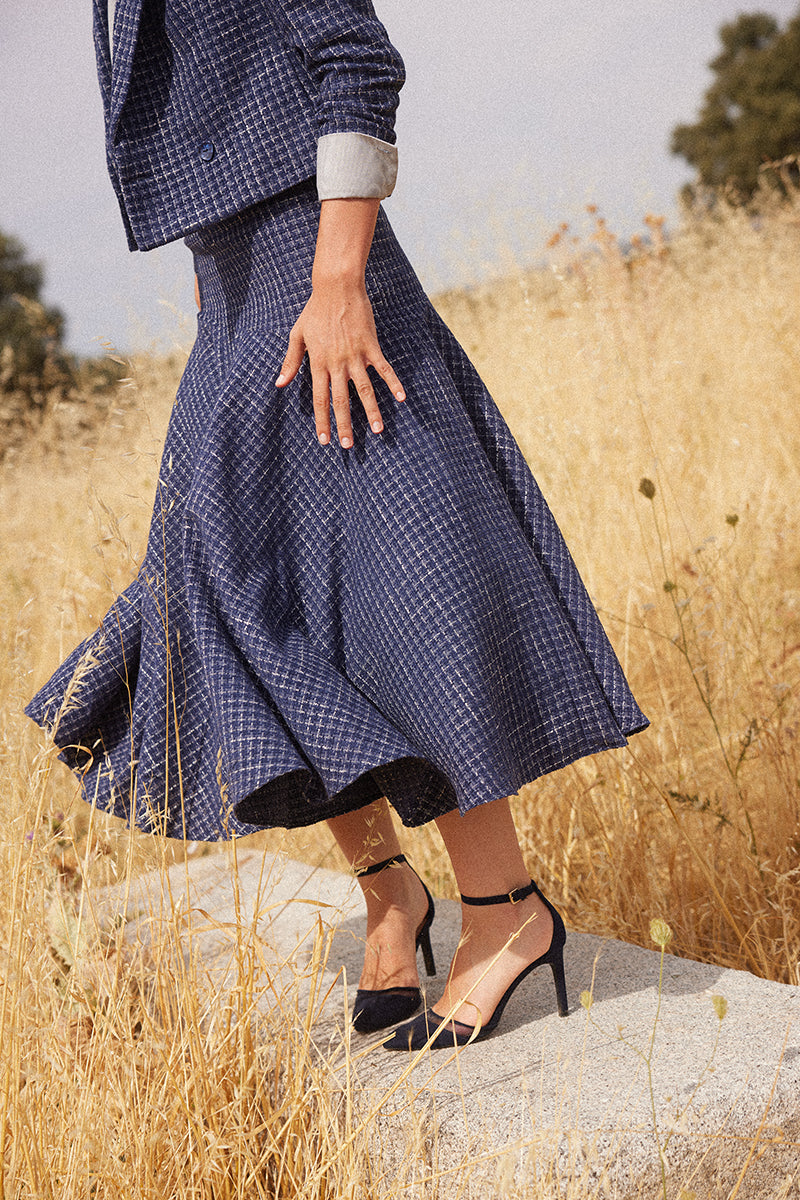 Falda-azul-mujer-elegante-y-ligera 2