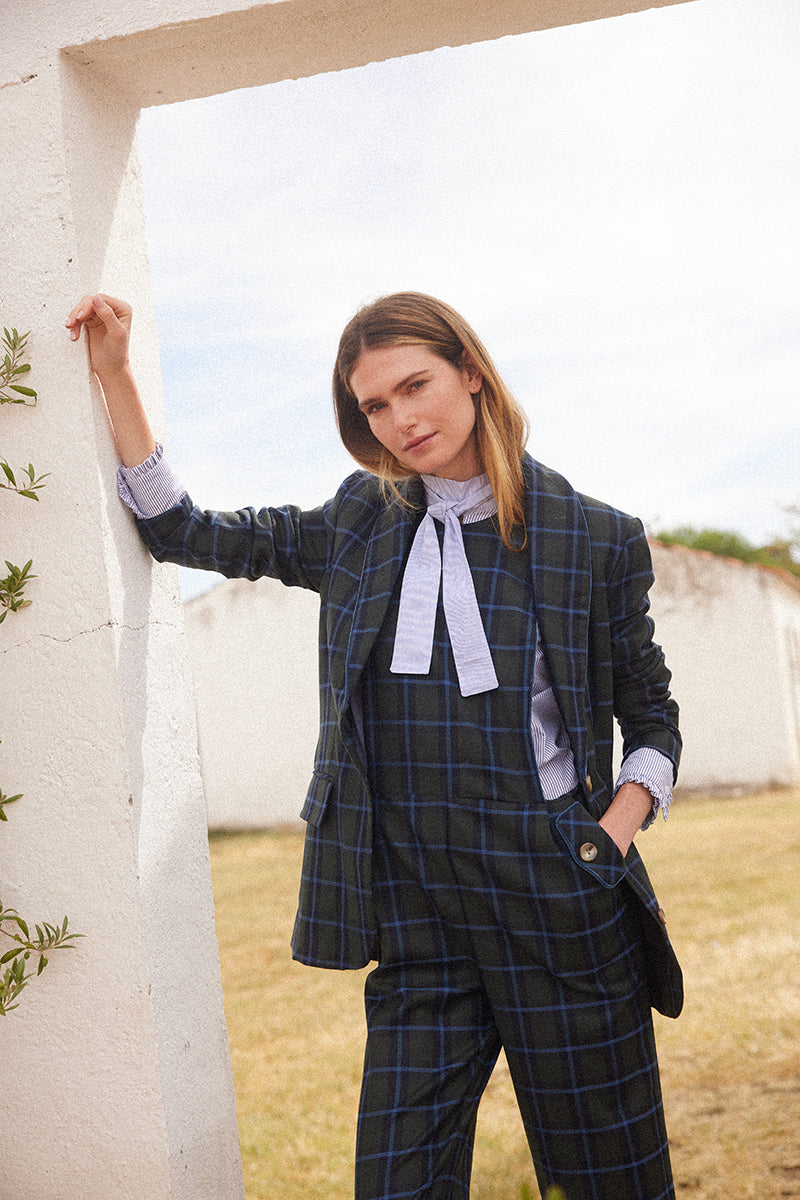 Chaqueta-azul-marino-mujer-elegante-y-estructurada