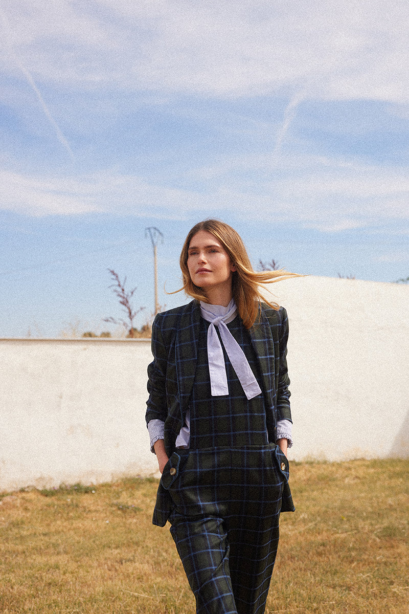 Chaqueta-azul-marino-mujer-elegante-y-estructurada 4