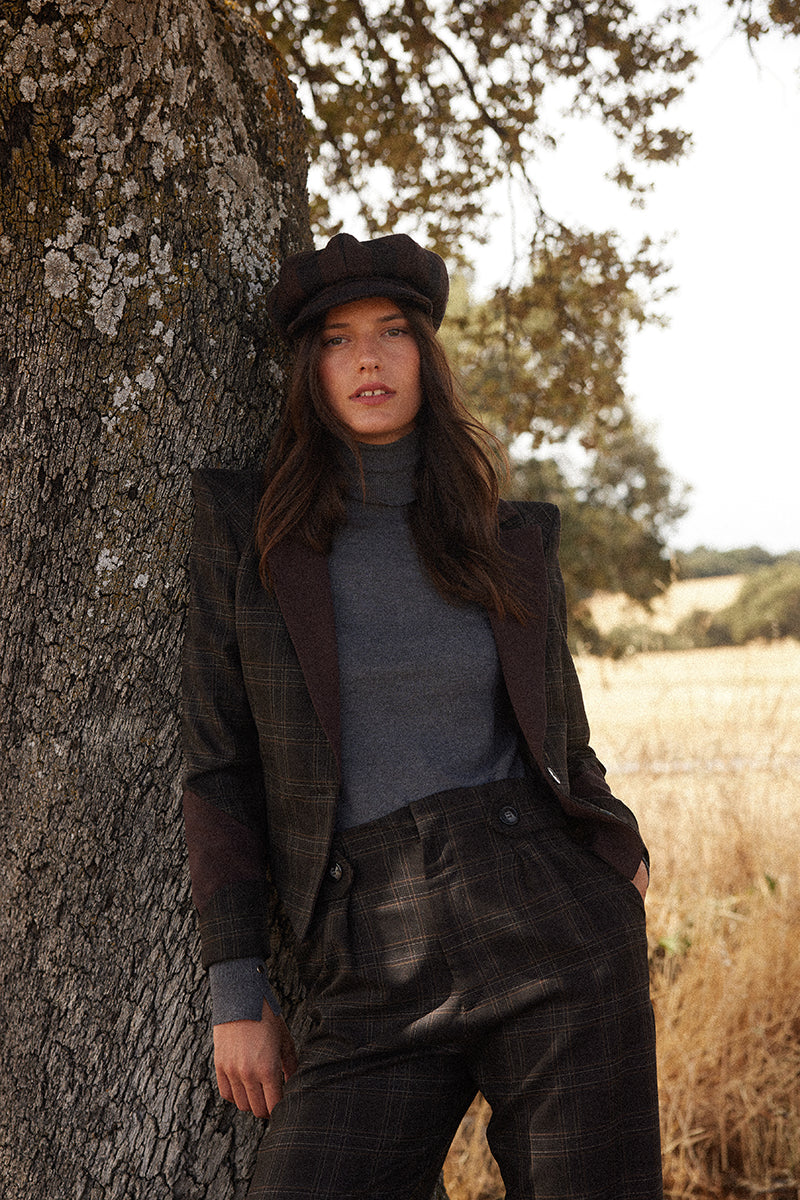 Chaqueta-marrón-mujer-con-hombreras 4