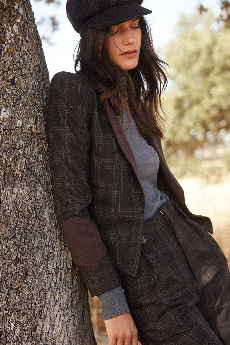 Chaqueta-marrón-mujer-con-hombreras 3