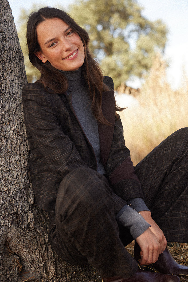 Chaqueta-marrón-mujer-con-hombreras 2