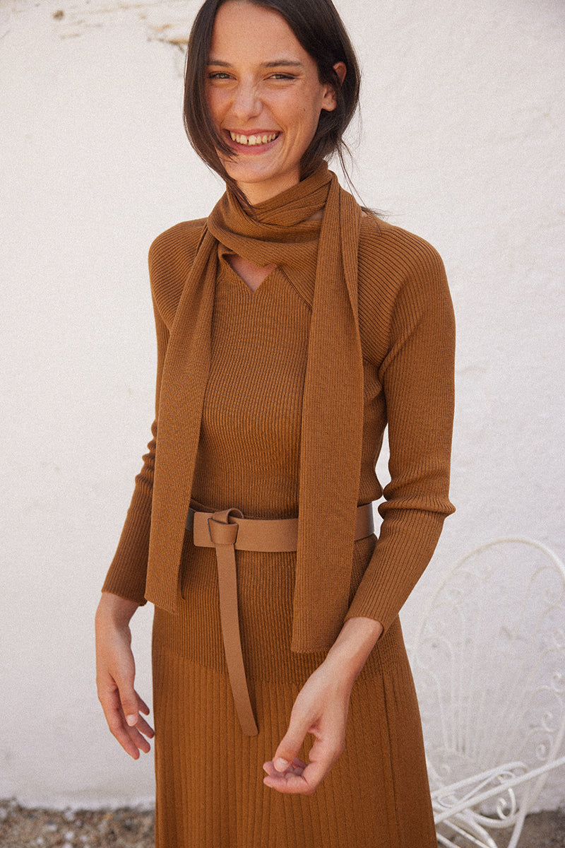 Jersey-cuello-bufanda-color-caramelo