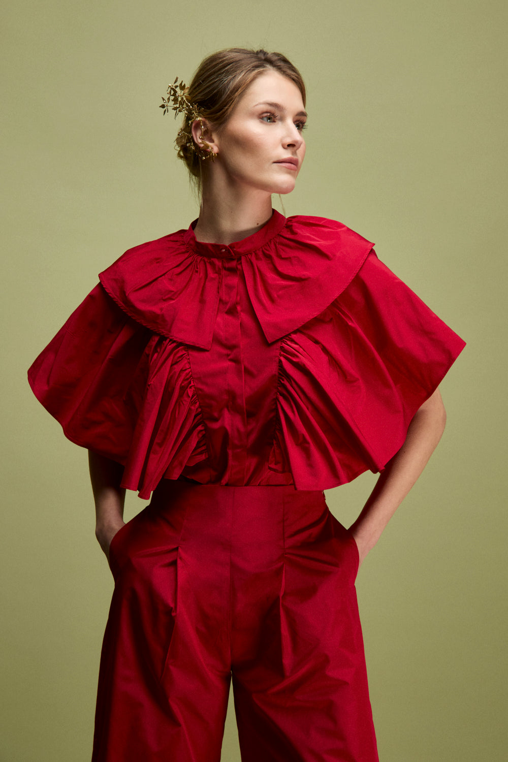 Blusa confeccionada en tafeta en color carmín con frunces y volantes en mangas.