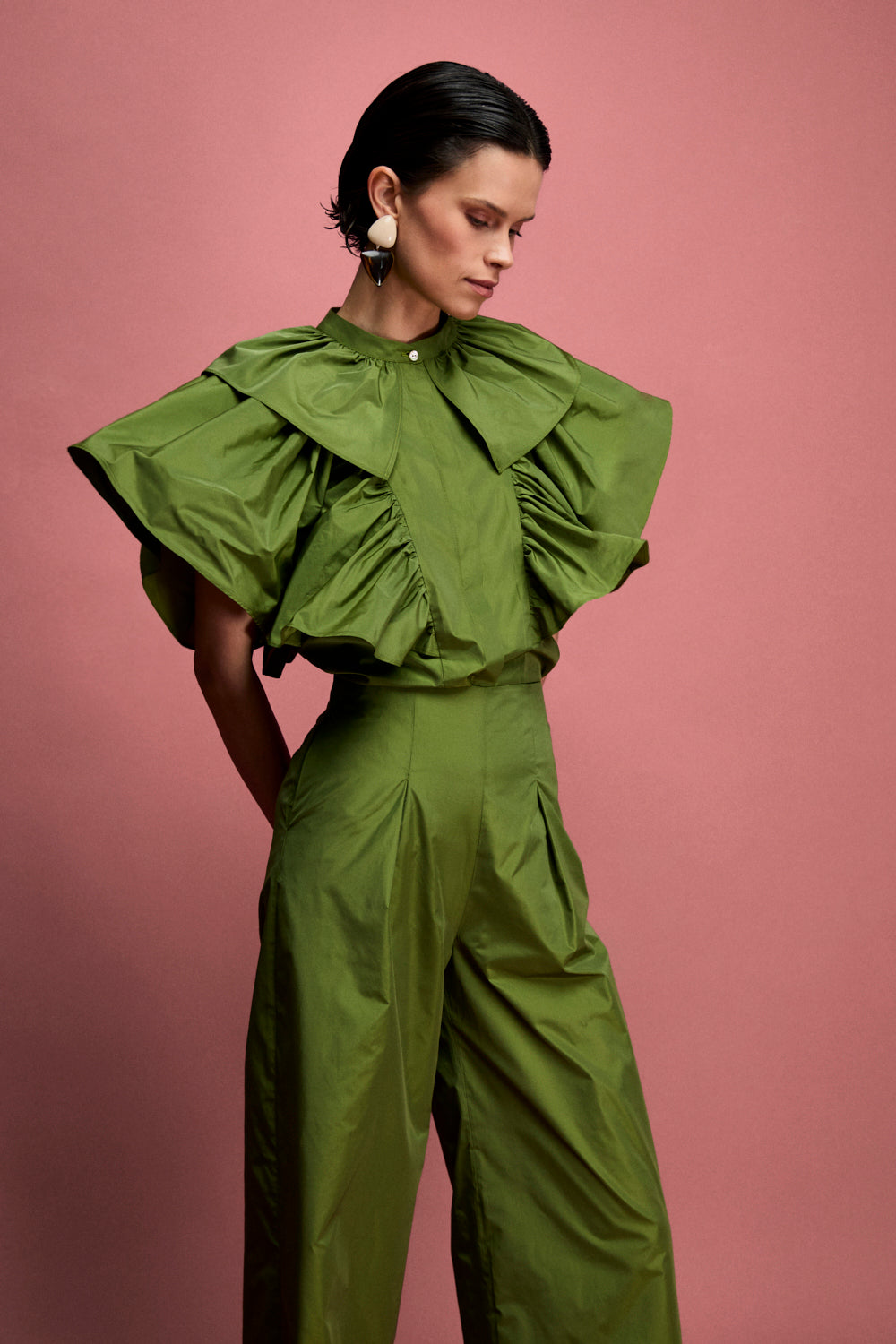 Blusa confeccionada en tafeta en color verde con frunces y volantes en mangas.