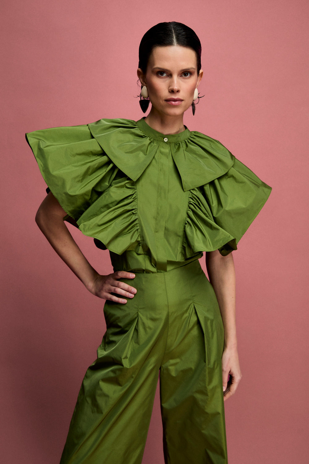 Blusa confeccionada en tafeta en color verde con frunces y volantes en mangas.