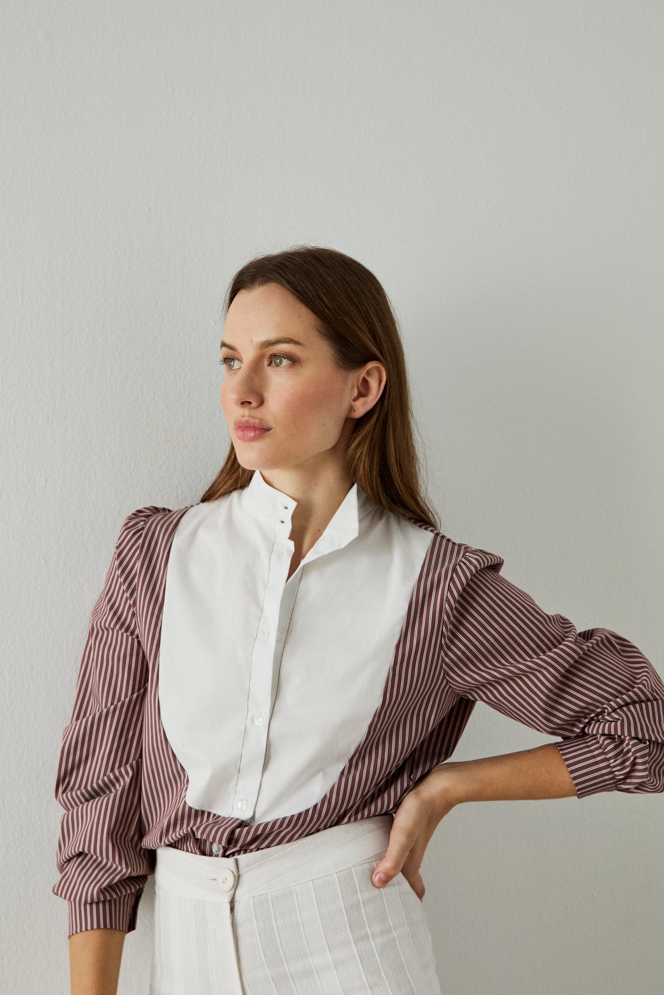 Camisa de rayas burdeos y blnaca con rayas, con manga rizada
