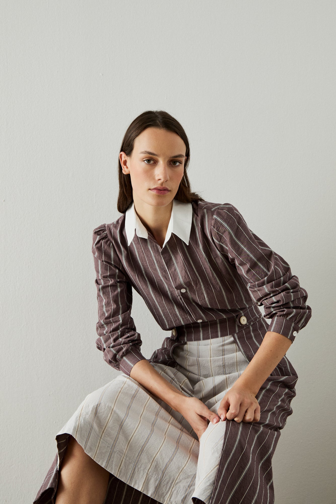 Camisa rayas burdeos con detalles en blanco y manga ligeramente abullonada