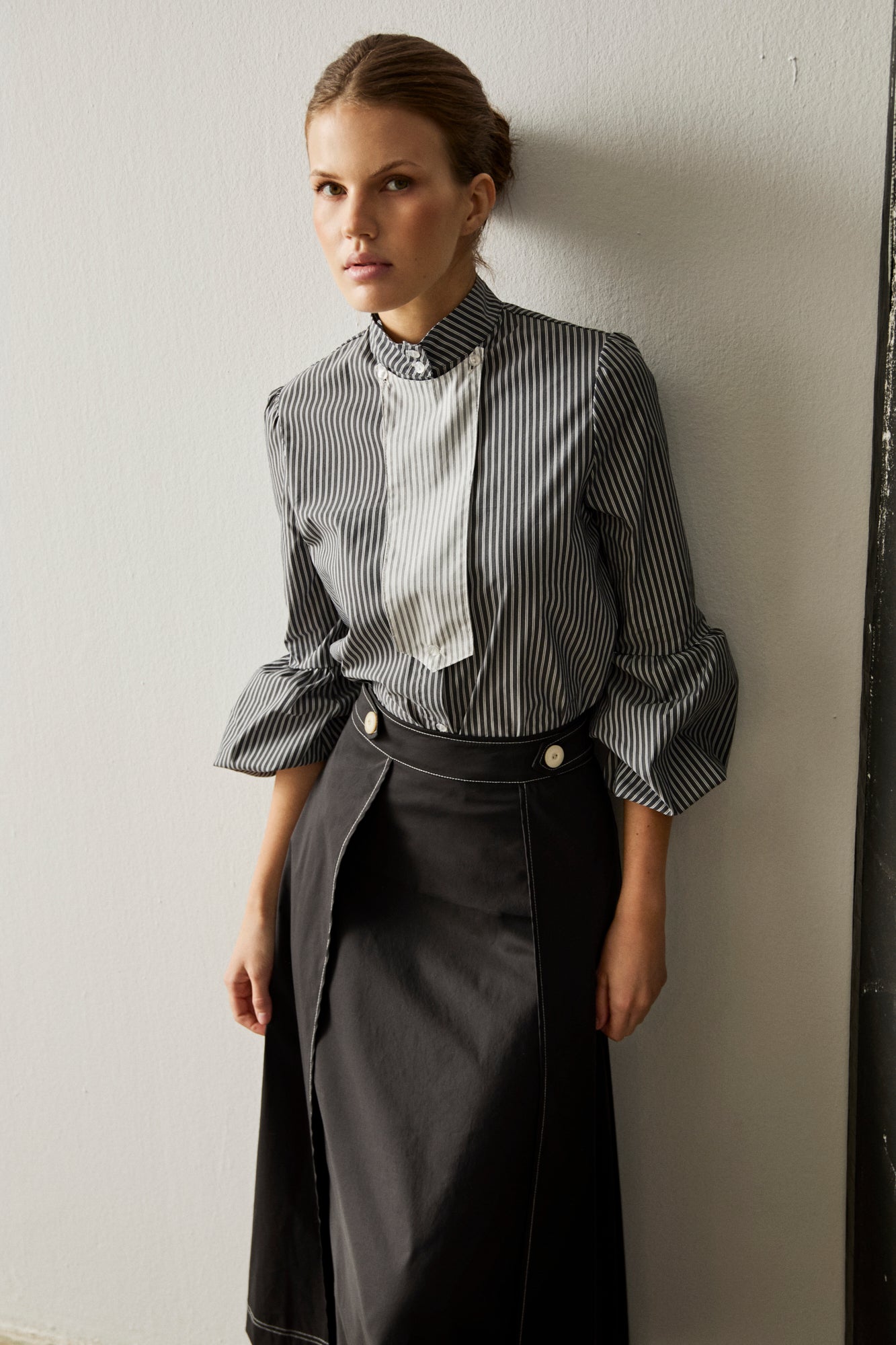 Camisa de rayas negra con manga abullonada