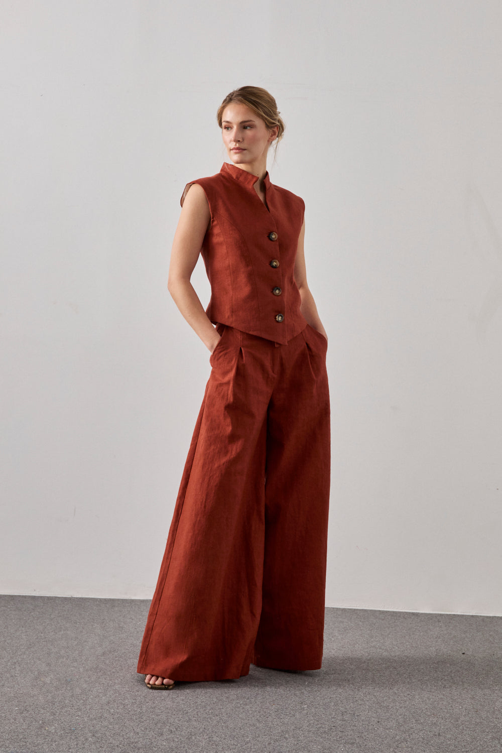 Chaleco en color caldera con cuello mao y detalle a contraste en espalda.