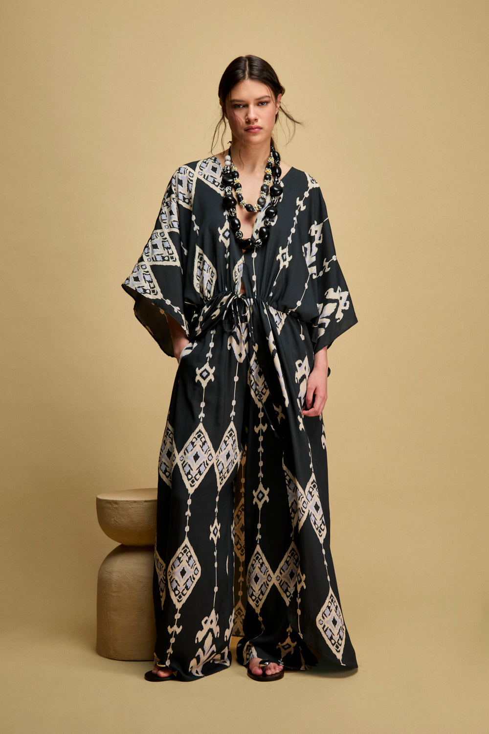 Kaftán midi en color marino con mangas anchas y escote en V. Se cierra con lazada en el frontal.