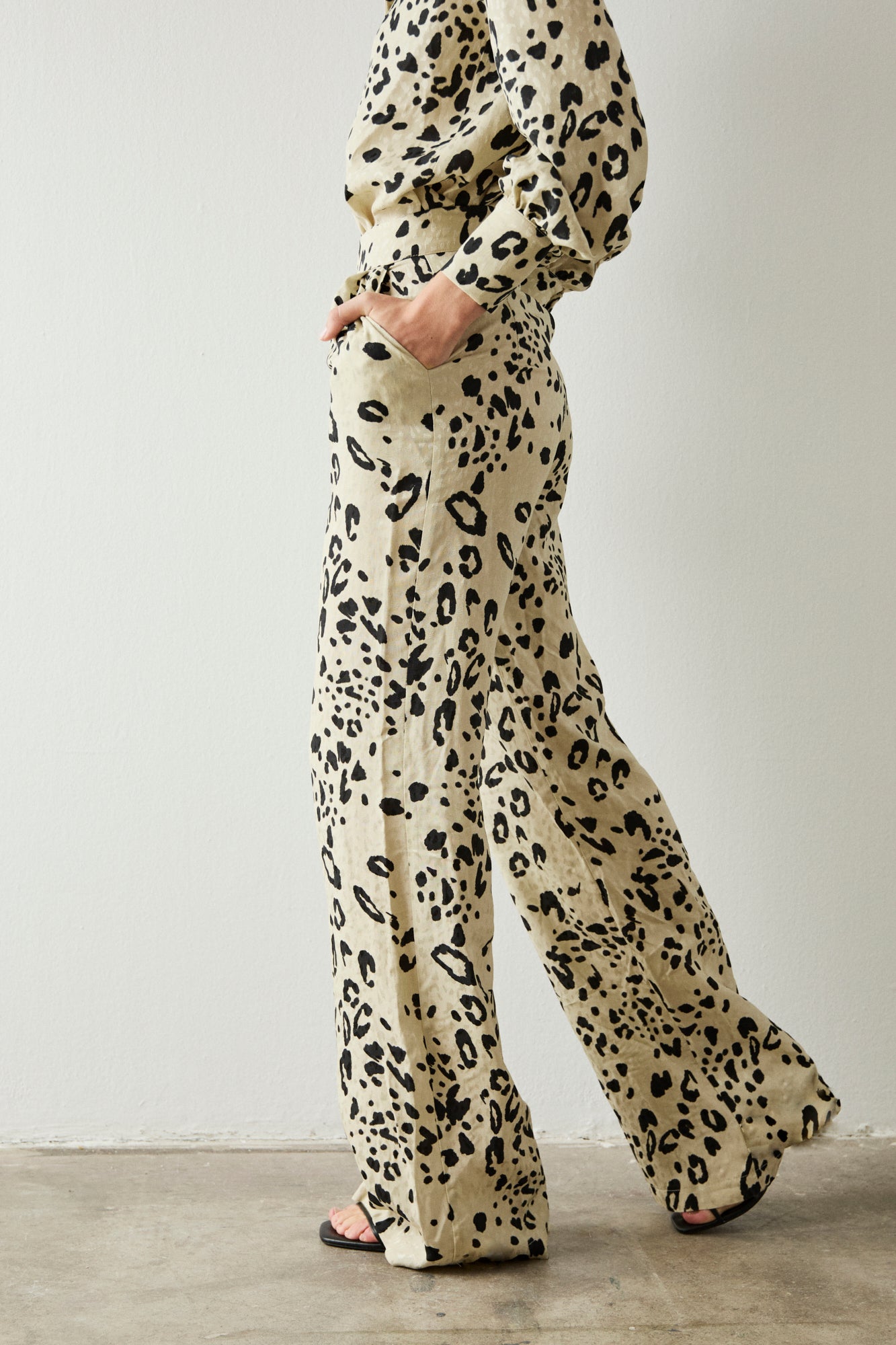 Pantalón estampado en animal print de talle alto con pernera recta y doble pinza delantera