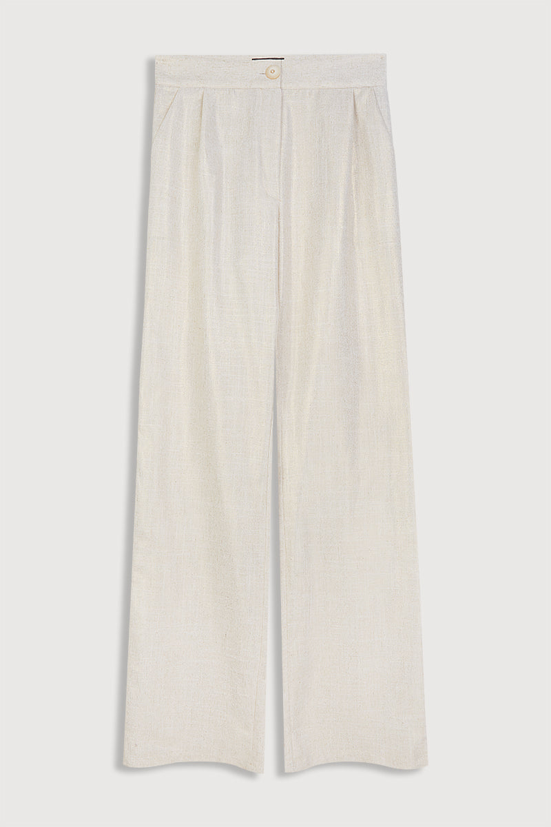 Pantalón de pinzas y pernera recta en color crema con ligero brillo.