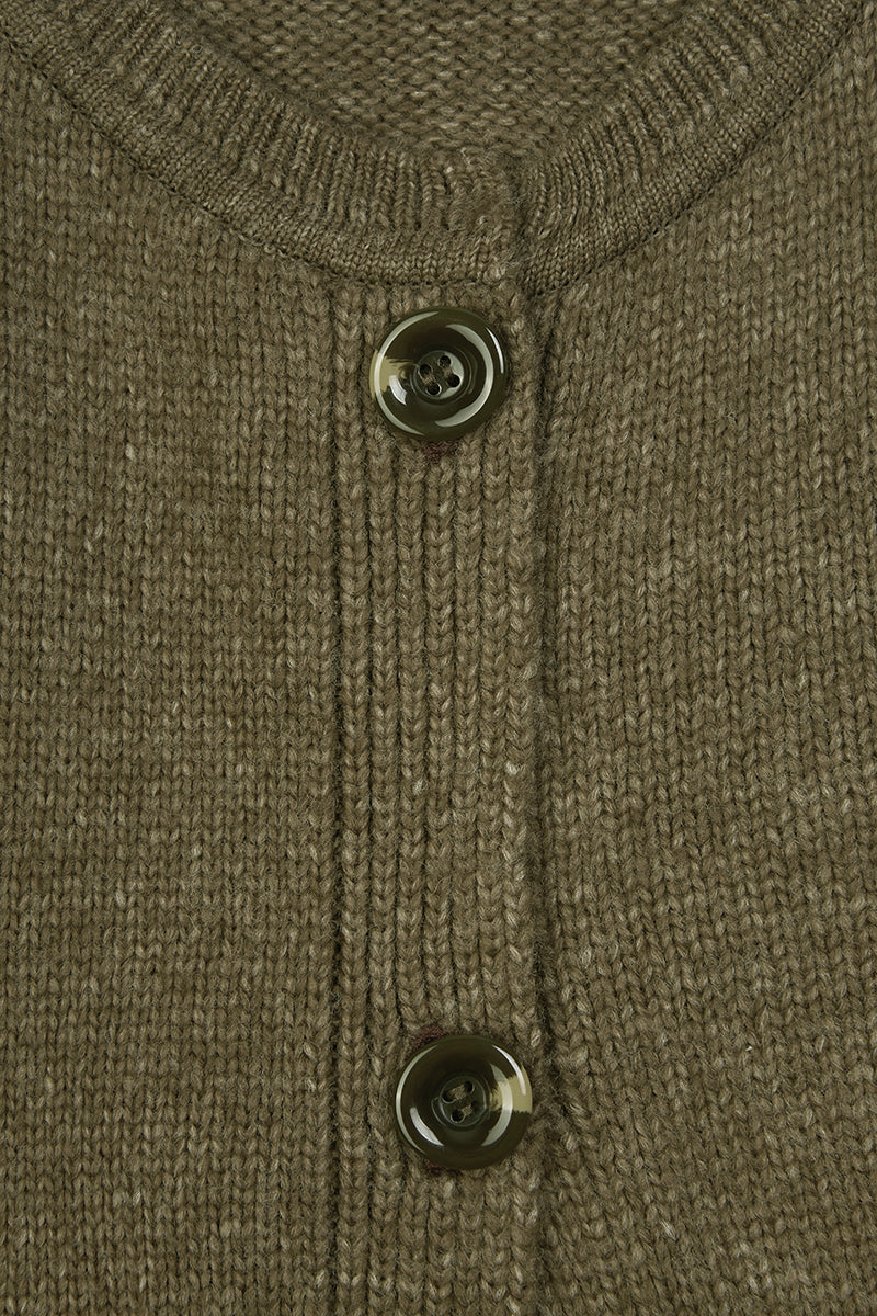 Capa-de-punto-verde-mujer-elegante 2