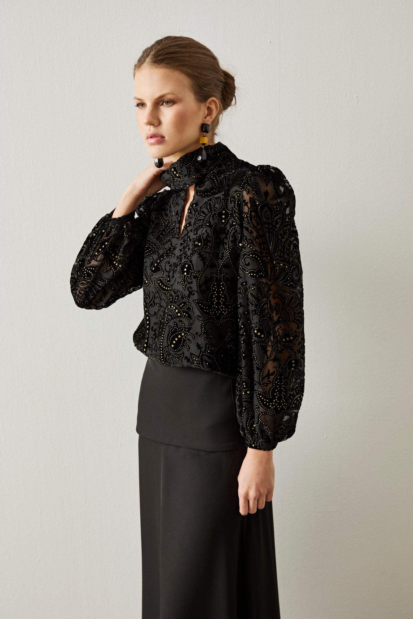 Black praying blouse