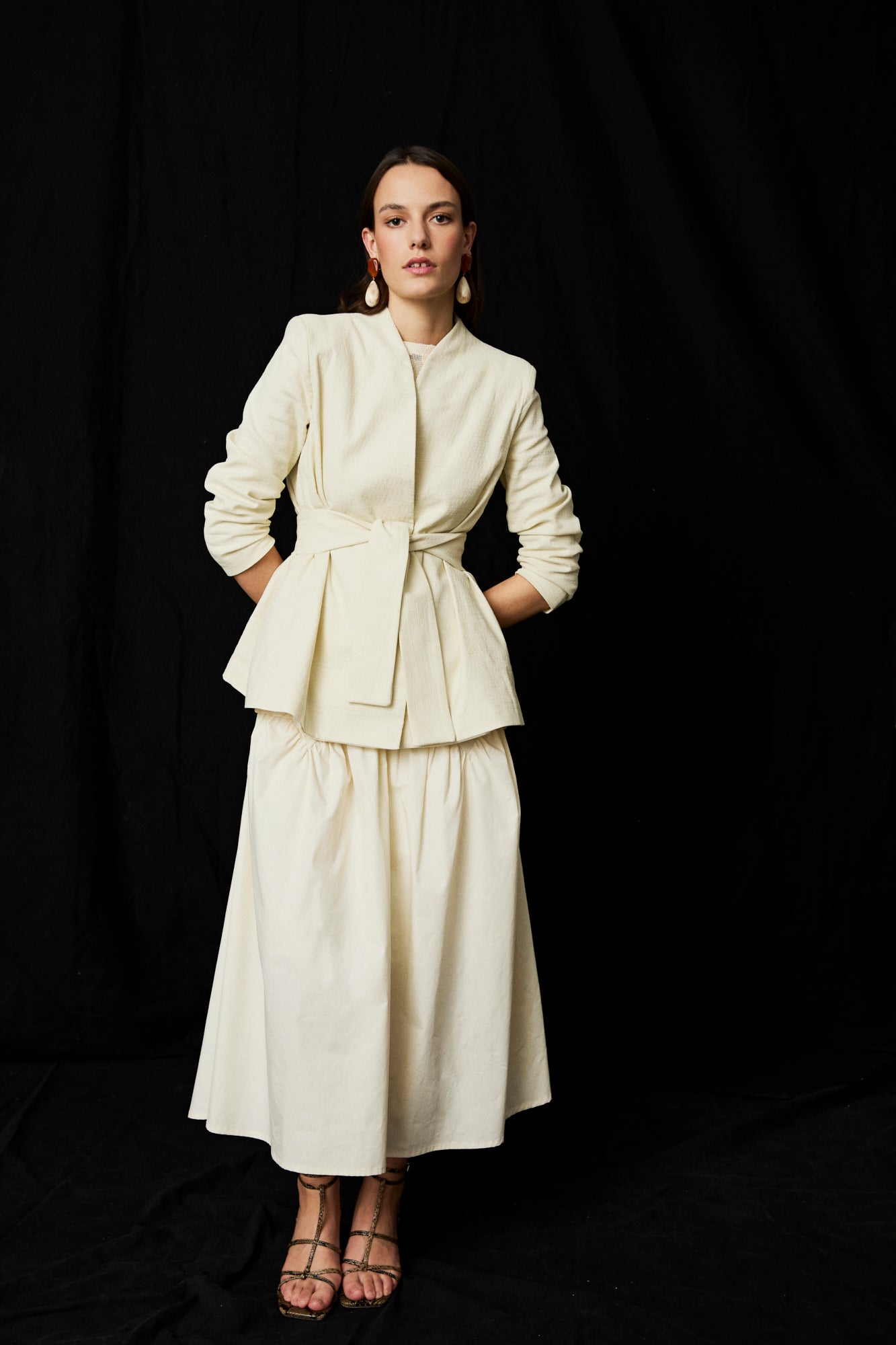 Vestido midi en color crema con top asimetrico de flores bordadas y lazadas en el lateral.