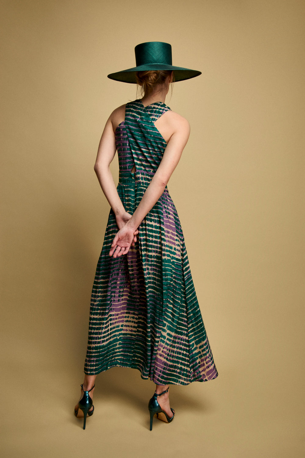 Vestido midi estampado en tonos esmeralda con cuello a la caja y escote cruzado.Este vestido tiene falda tableada con cinturilla e incluye bolsillos.