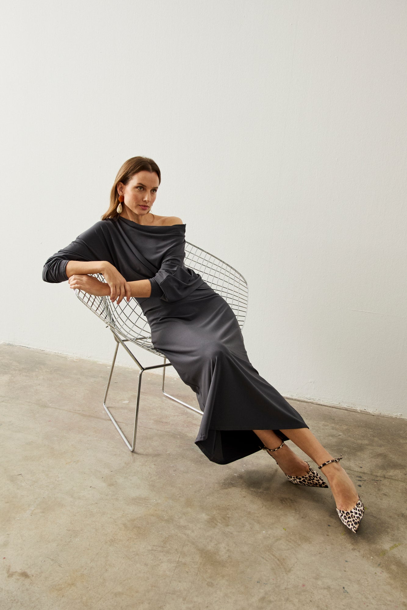 Vestido midi de manga larga en color plomo.