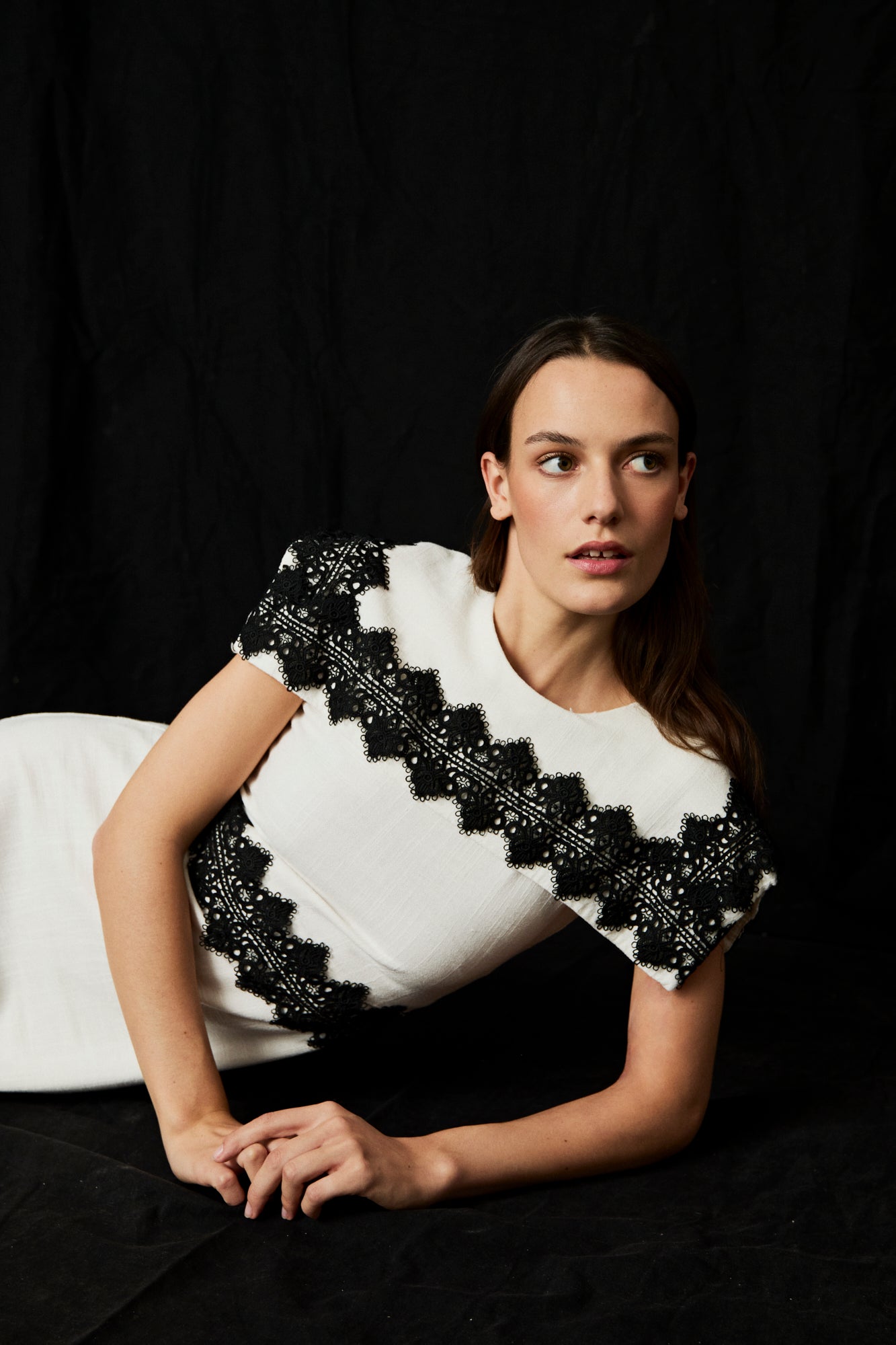 Vestido midi en color blanco con detalles de pasamaneria en negro.