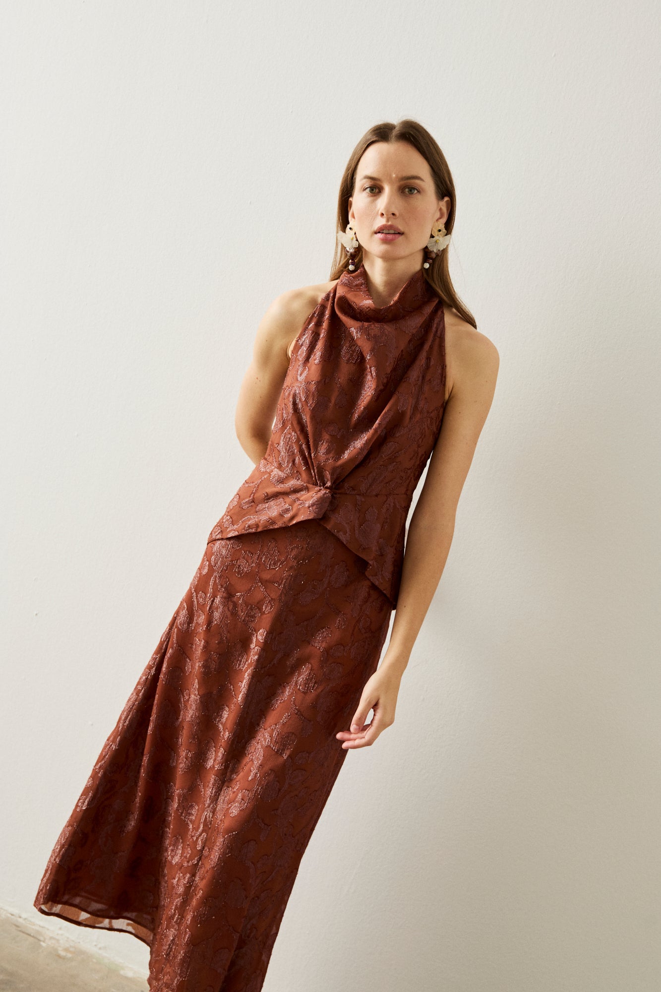 Vestido midi en color teja con detalle de flores y escote drapeado tipo halter.