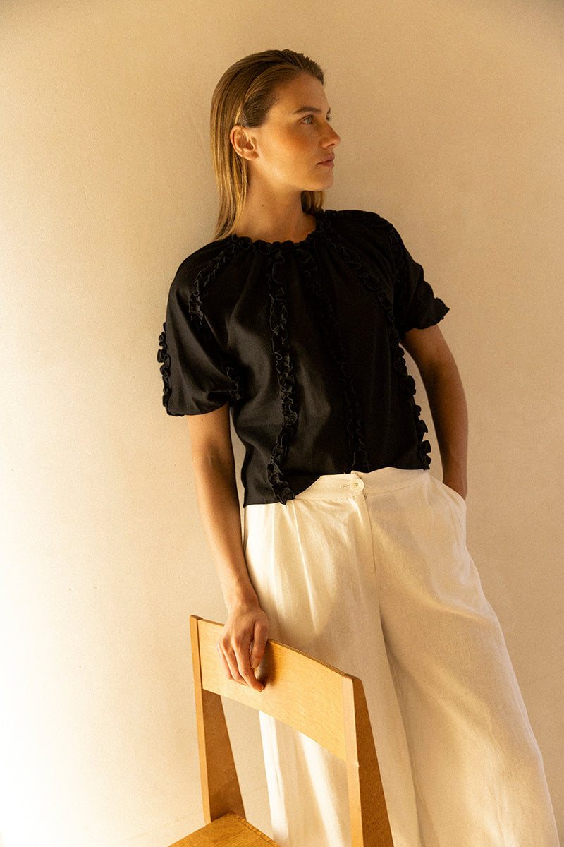 Blusa de lino negra con volantes fruncidos