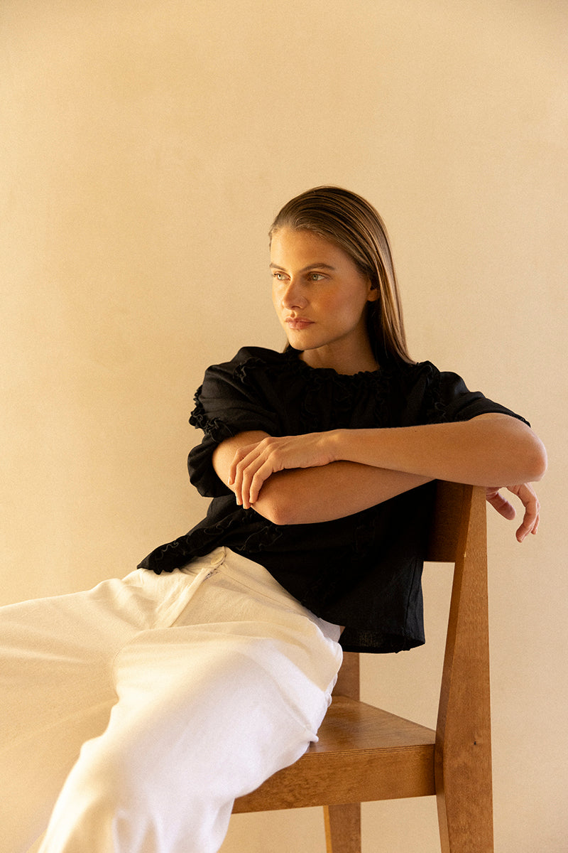 Blusa de lino negra con volantes fruncidos