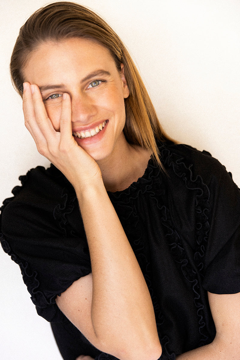 Blusa de lino negra con volantes fruncidos