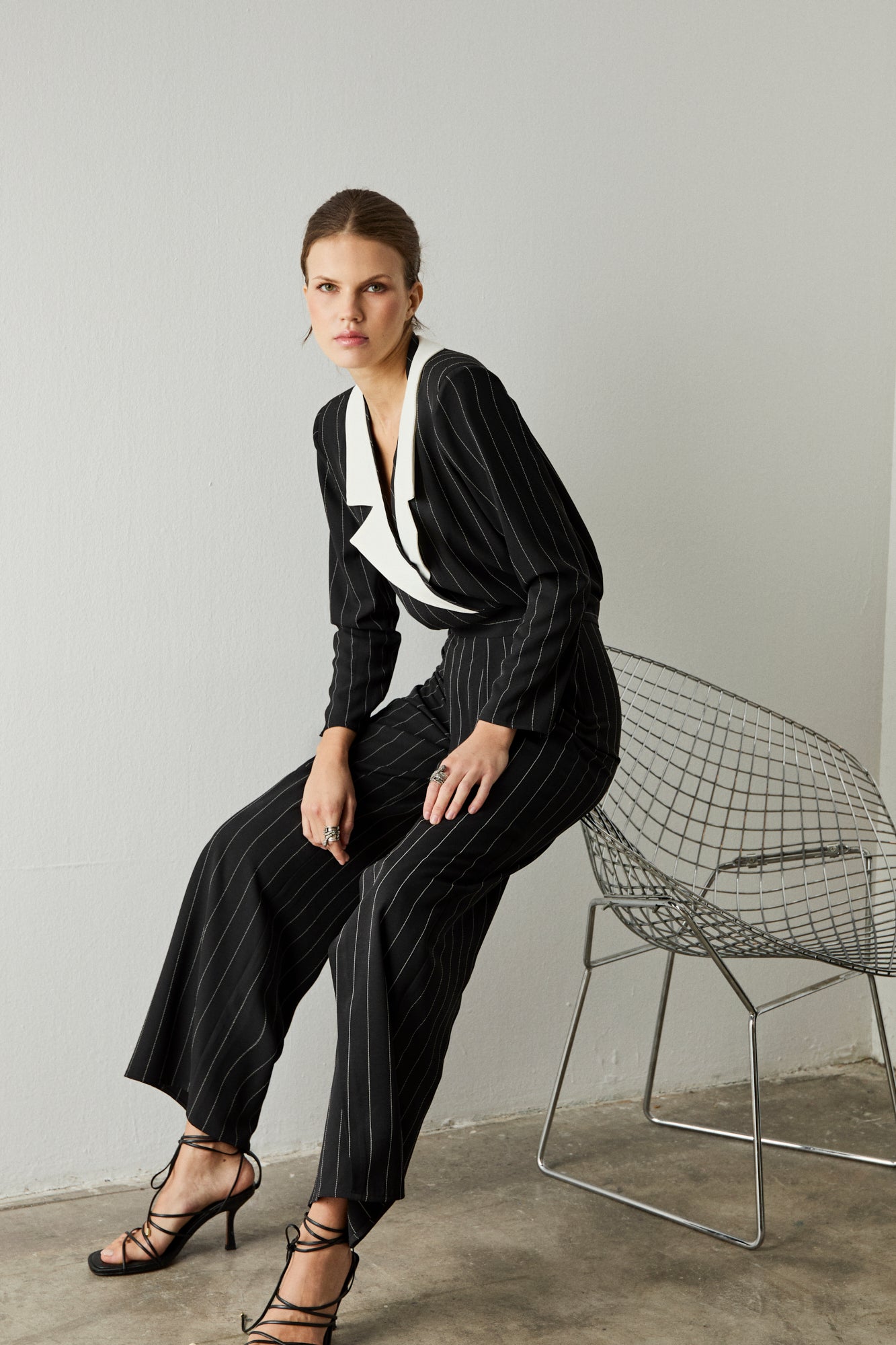 Blusa de manga larga negra con raya diplomática y solapa a contraste.