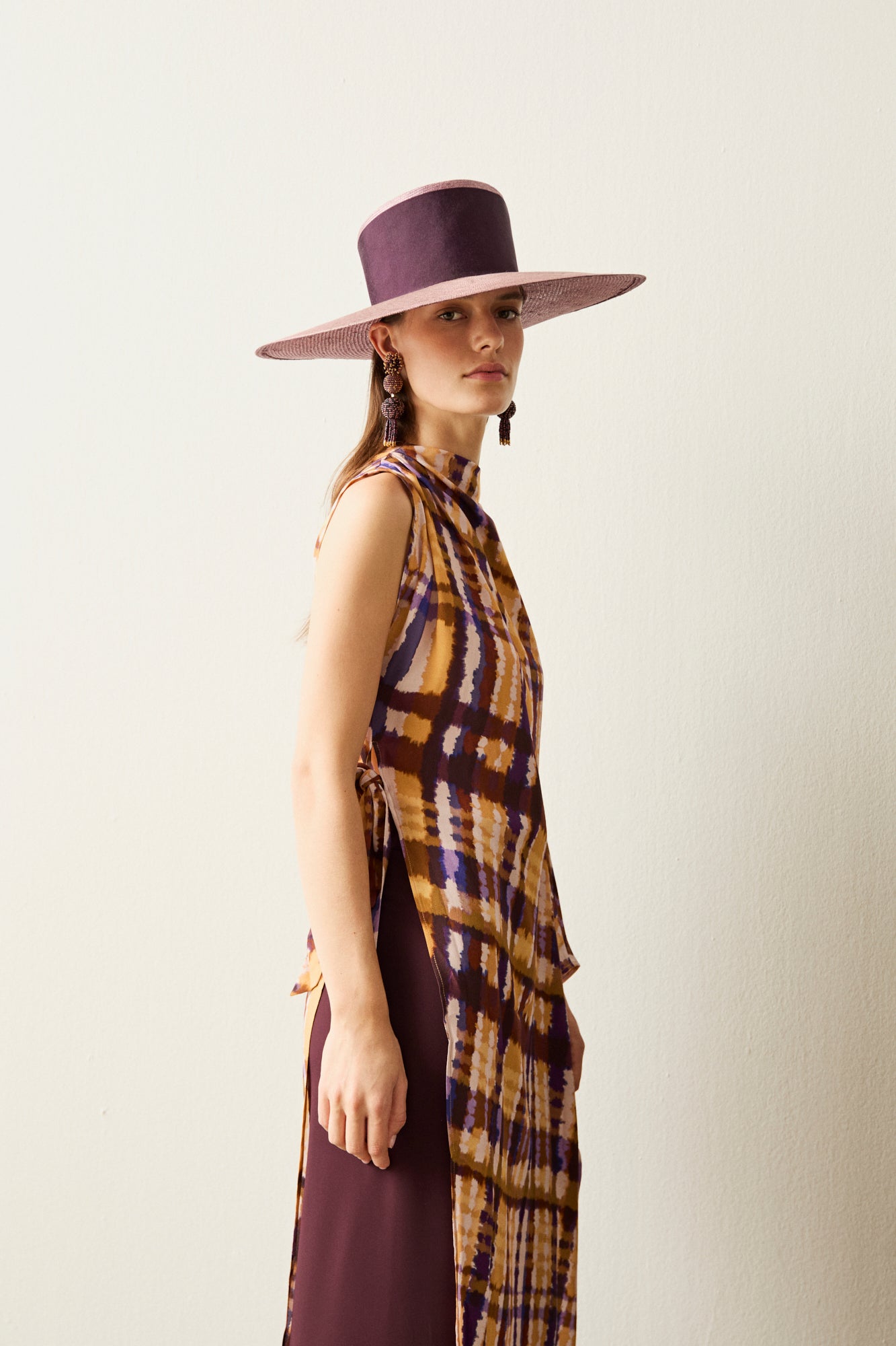 Blusón largo asimétrico de una manga estampado. Tiene lazo en el lateral para ajustar a la cintura.