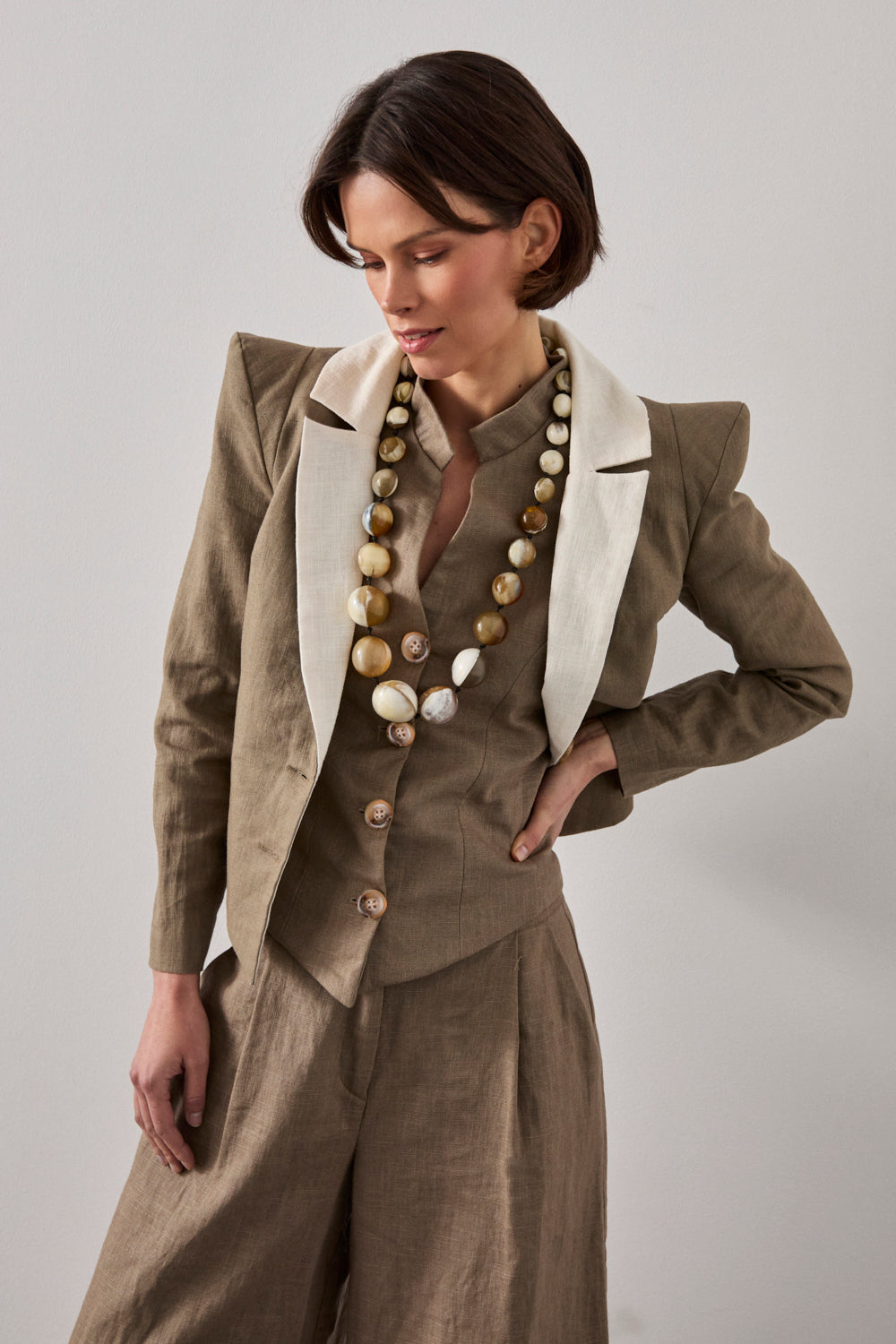 Chaleco en color verde con cuello mao y detalle a contraste en espalda. 