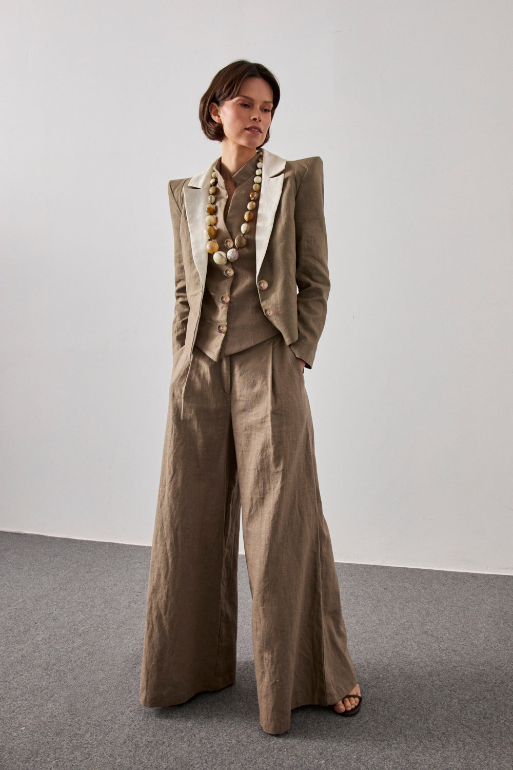 Chaleco en color verde con cuello mao y detalle a contraste en espalda. 