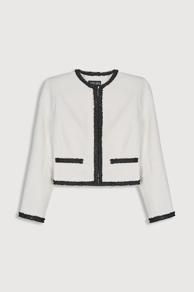 Chaqueta recta en color crudo viveada en negro con detalle de pasamanería