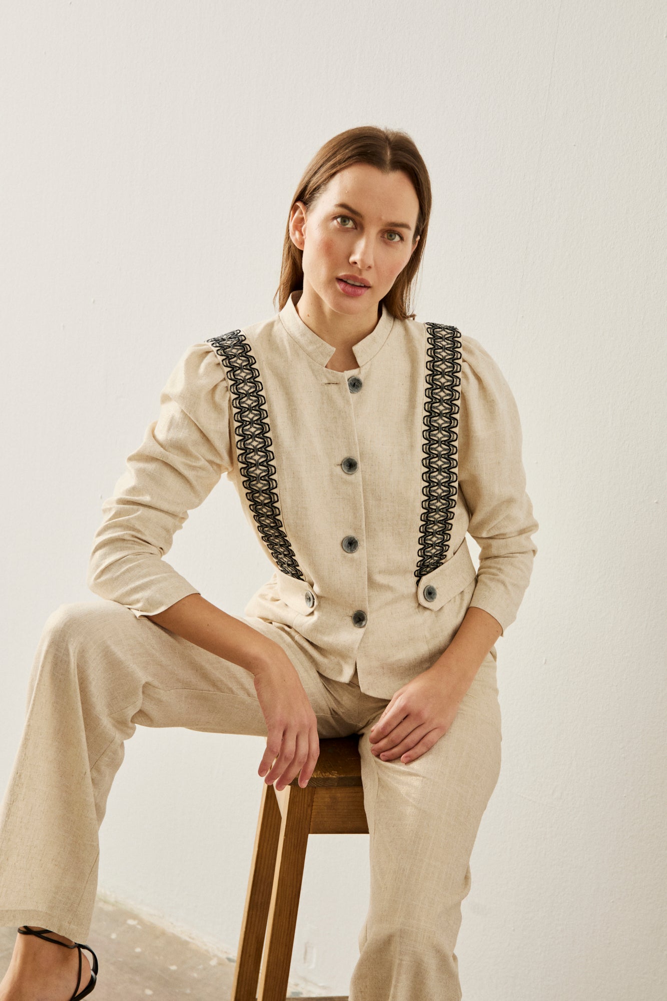 Chaqueta en color crema con hilatura dorada y manga larga abullonada. 