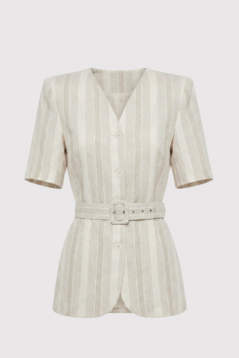 Chaqueta entallada de rayas en color crema. Esta chaqueta tiene manga corta con hombros estructurados y escote en uve.