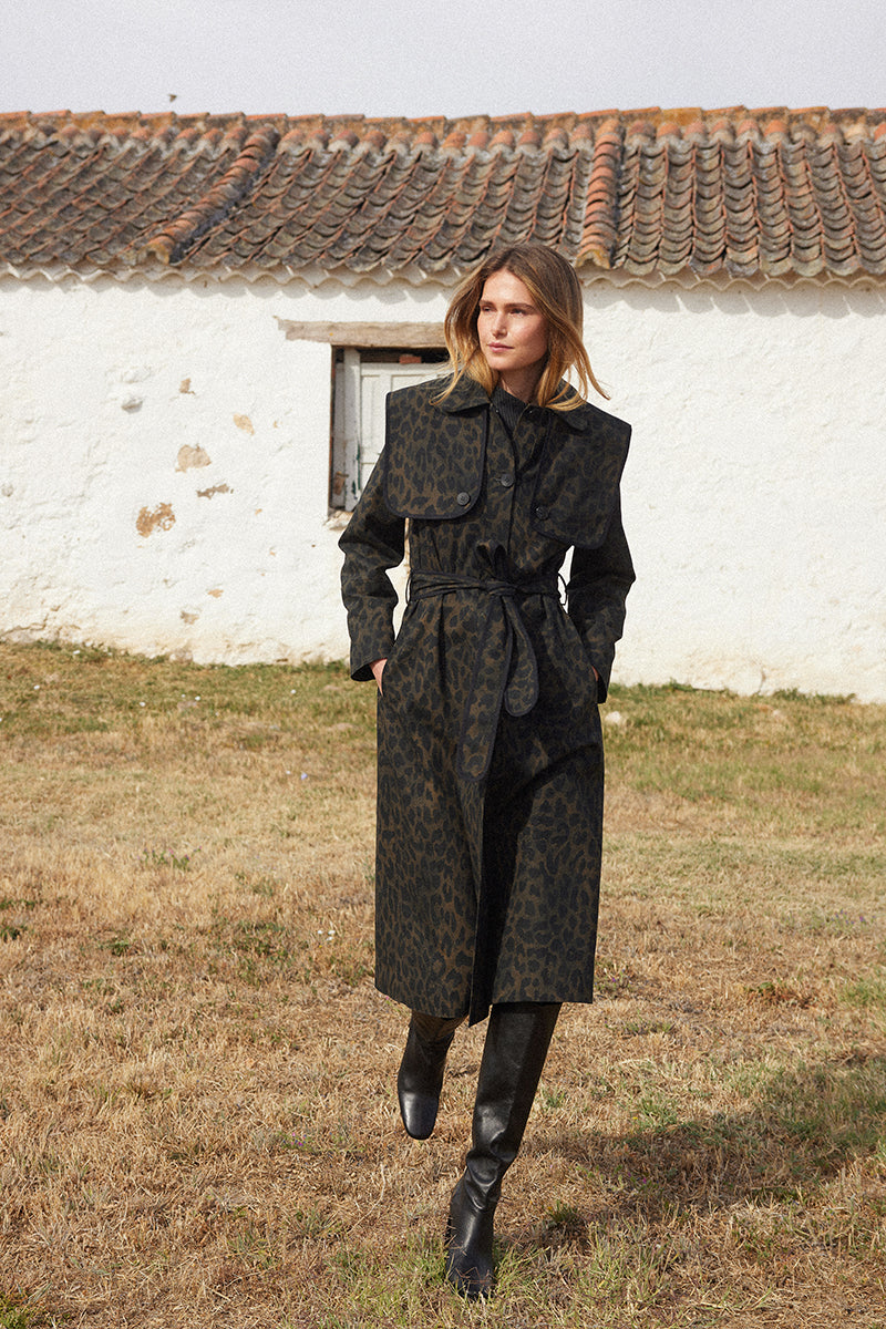 Gabardina de estampado animal print con detalle de vivos a contraste en color negro. 