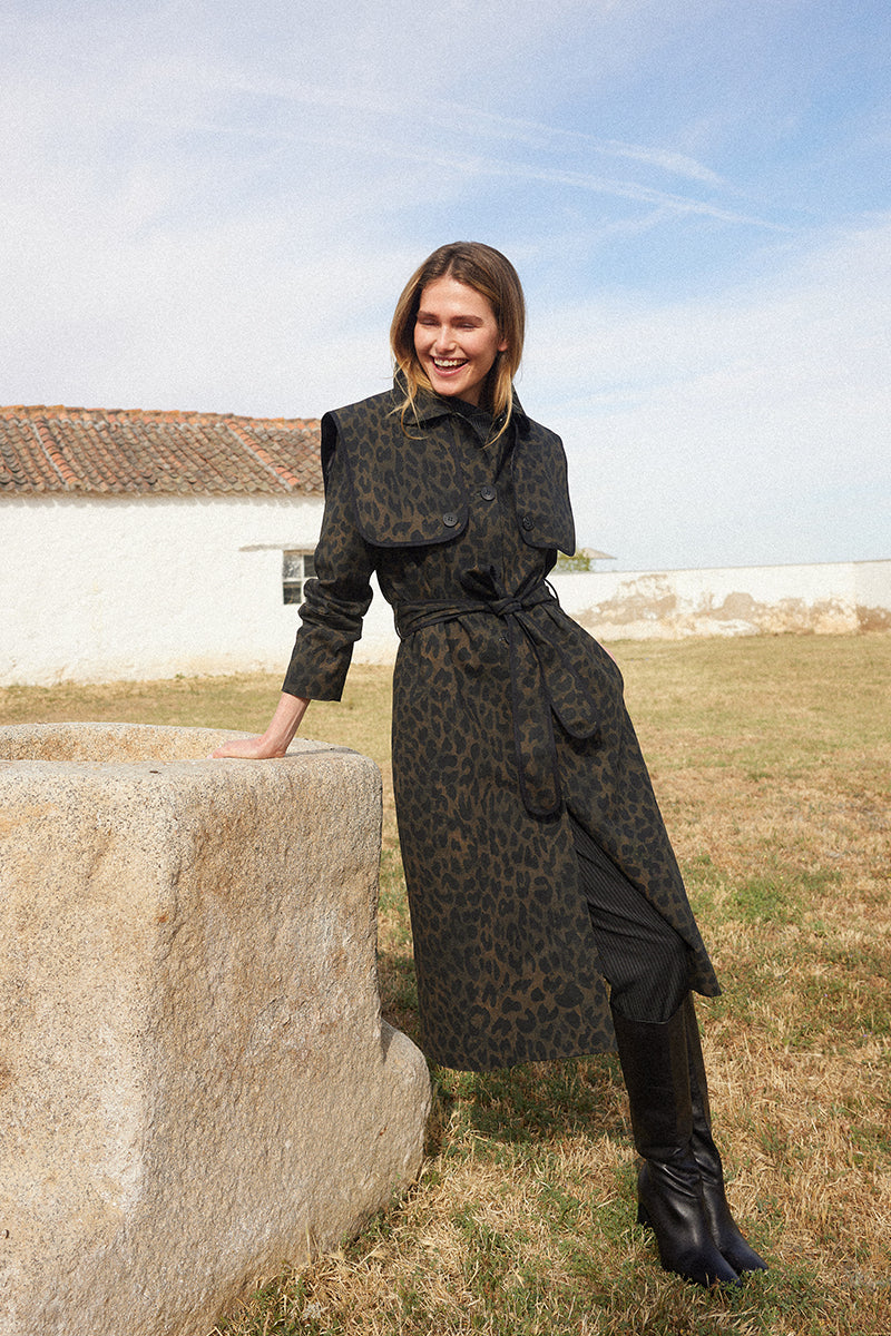 Gabardina de estampado animal print con detalle de vivos a contraste en color negro. 