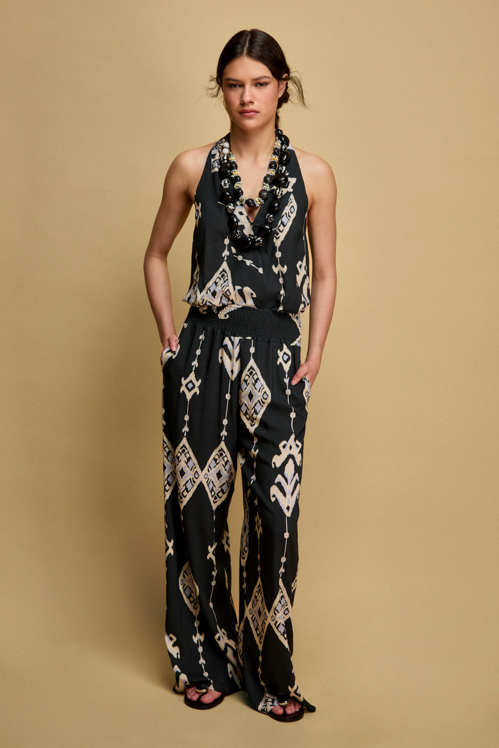 Pantalón fluido recto en color azul marino con cinturilla elástica.