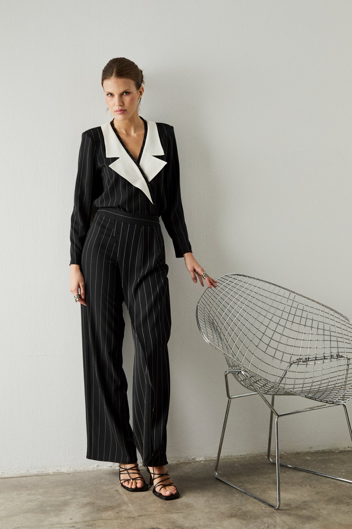 Pantalón de corte recto y talle alto con cinturilla en color negro con raya diplomática.