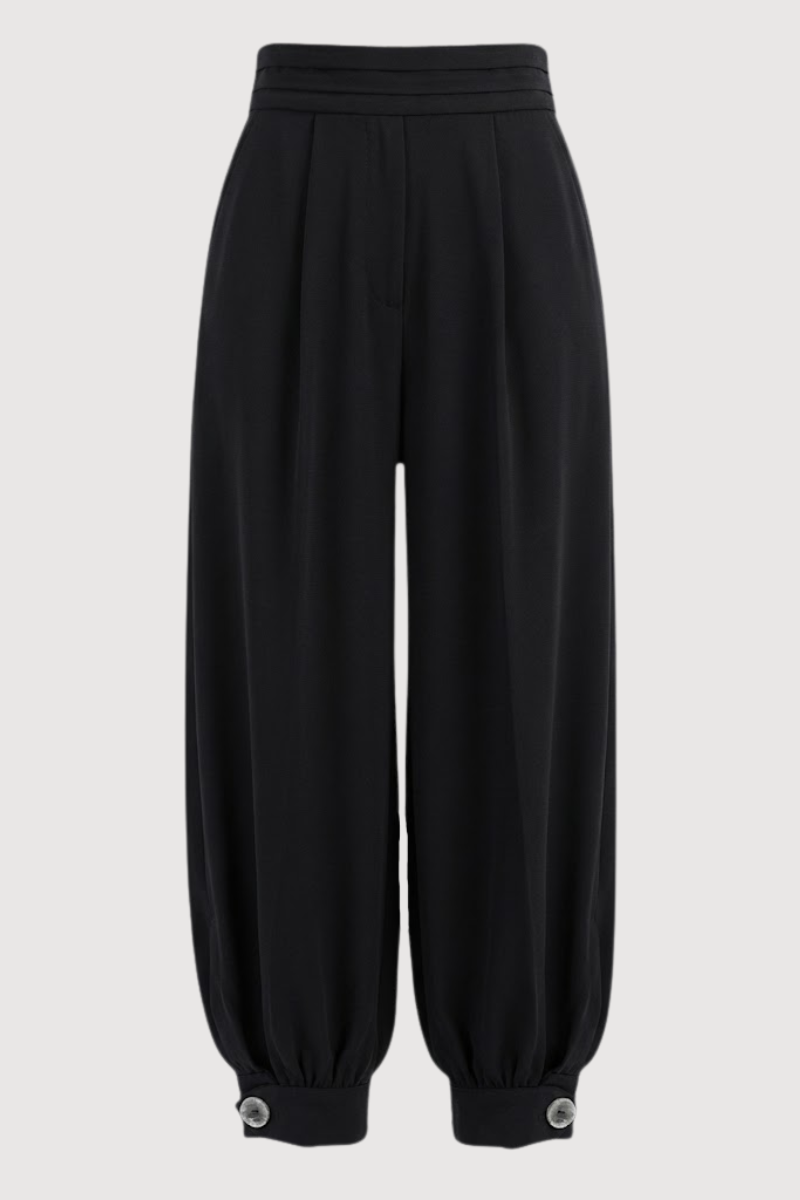 Pantalón negro tipo bombacho de talle alto.