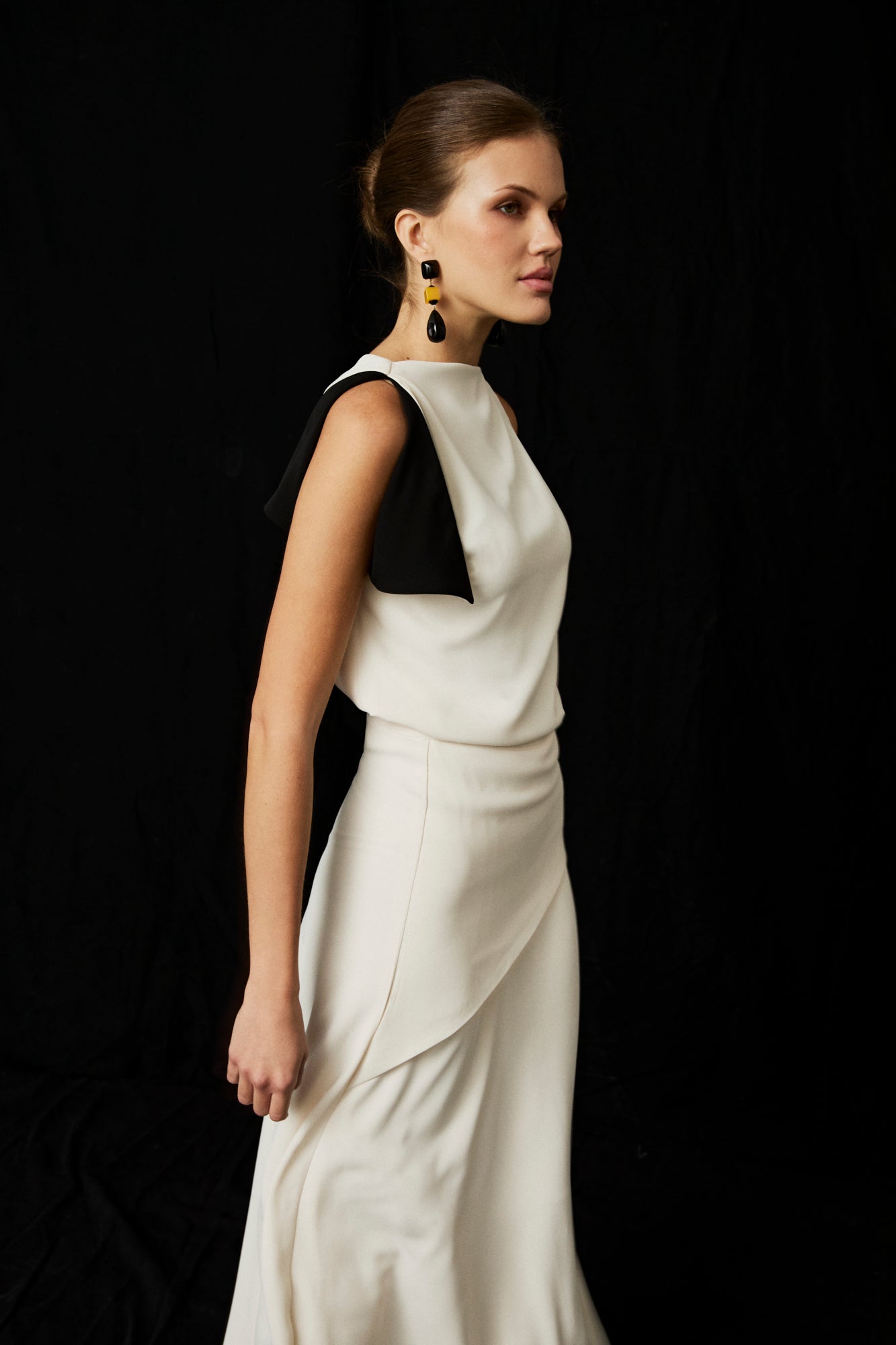 Top sin mangas con piezas multiposición a contraste en cuello y sisa. 