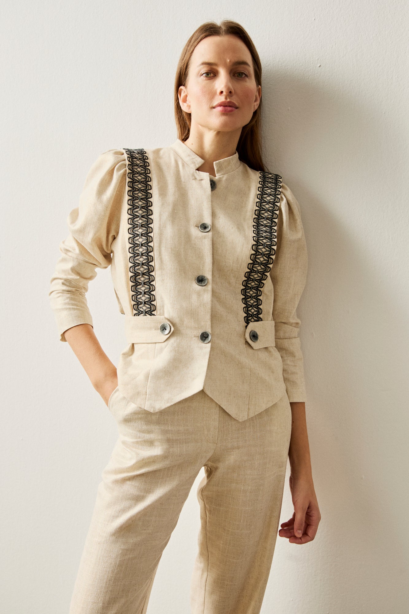 Chaqueta color crema con hilatura dorada 