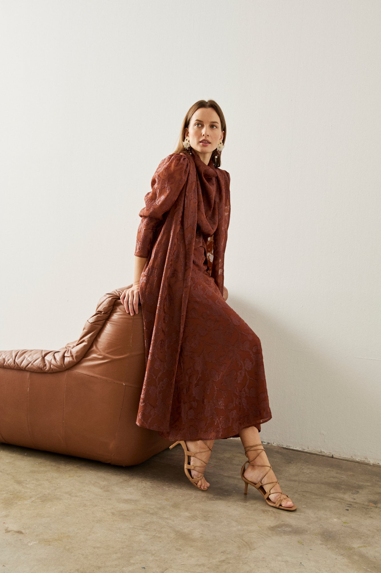 Vestido midi en color teja fluido