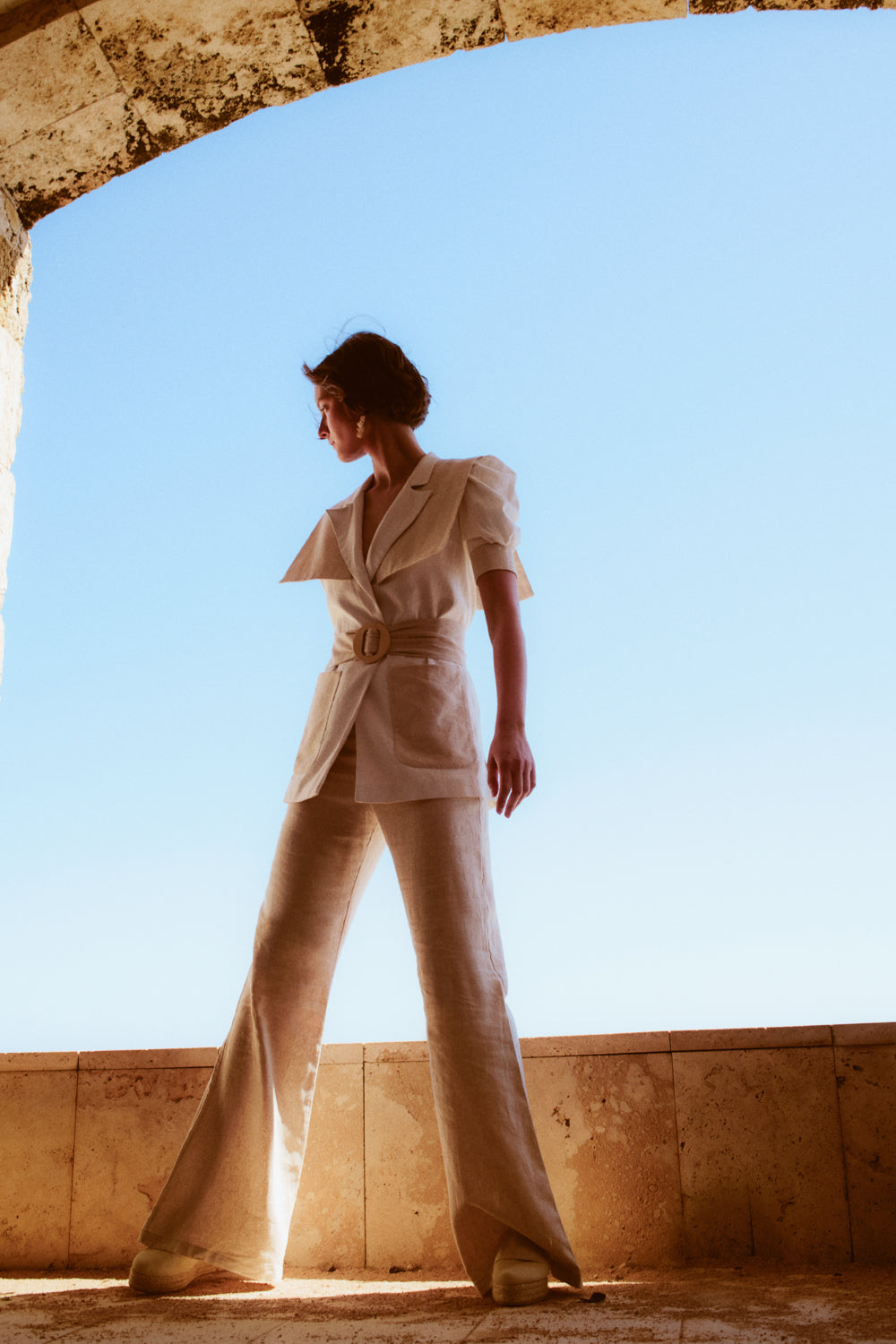 Chaqueta de lino elegante entallada y manga corta