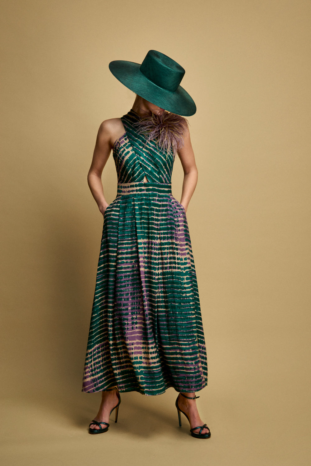 Vestido midi estampado en tonos esmeralda con cuello a la caja y escote cruzado.Este vestido tiene falda tableada con cinturilla e incluye bolsillos. 