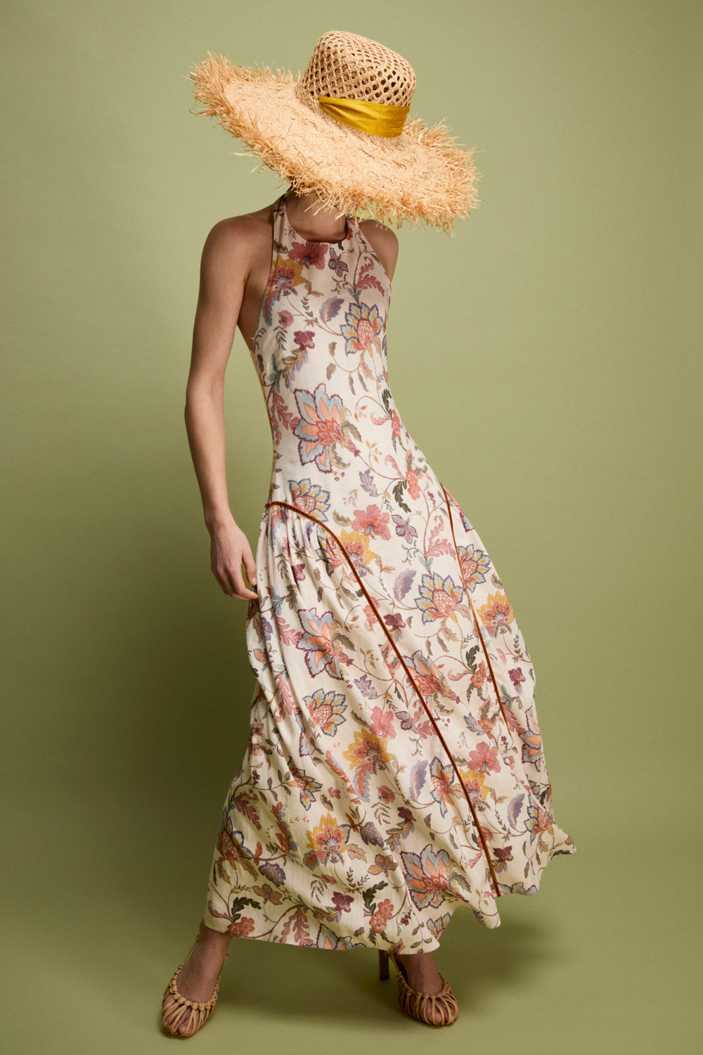 Vestido midi blanco con estampado de flores atado en cuello con doble botonadura. Este vestido tiene detalle de vivos a contraste en falda.