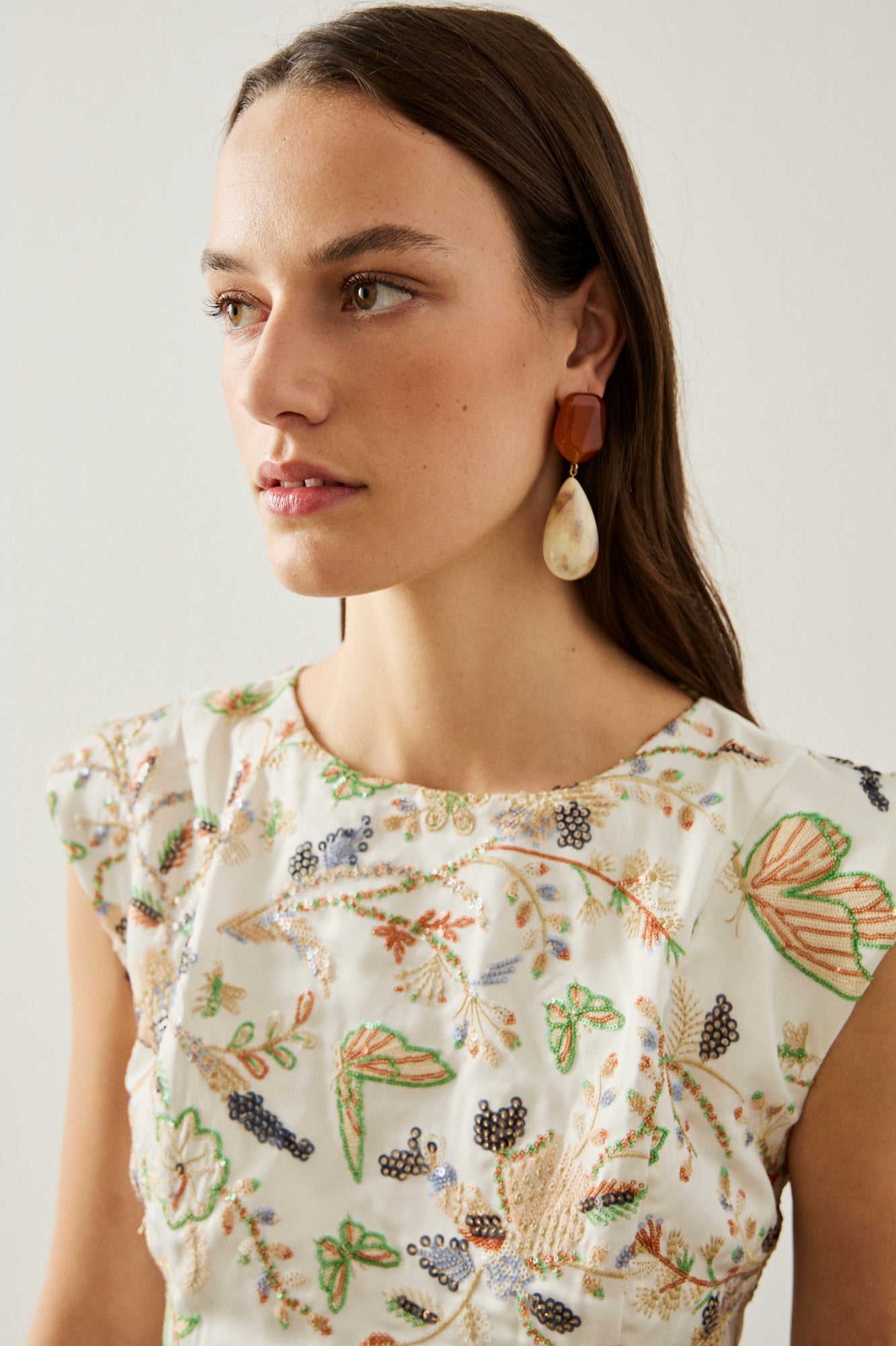 Vestido midi combinado con top bordado con pasamanería y falda de tul. 