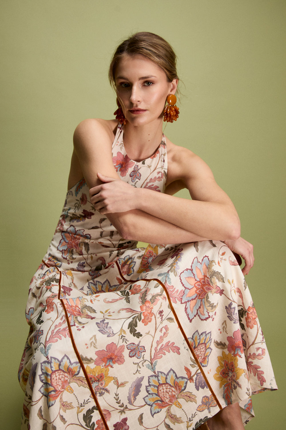 Vestido midi blanco con estampado de flores atado en cuello con doble botonadura. Este vestido tiene detalle de vivos a contraste en falda.