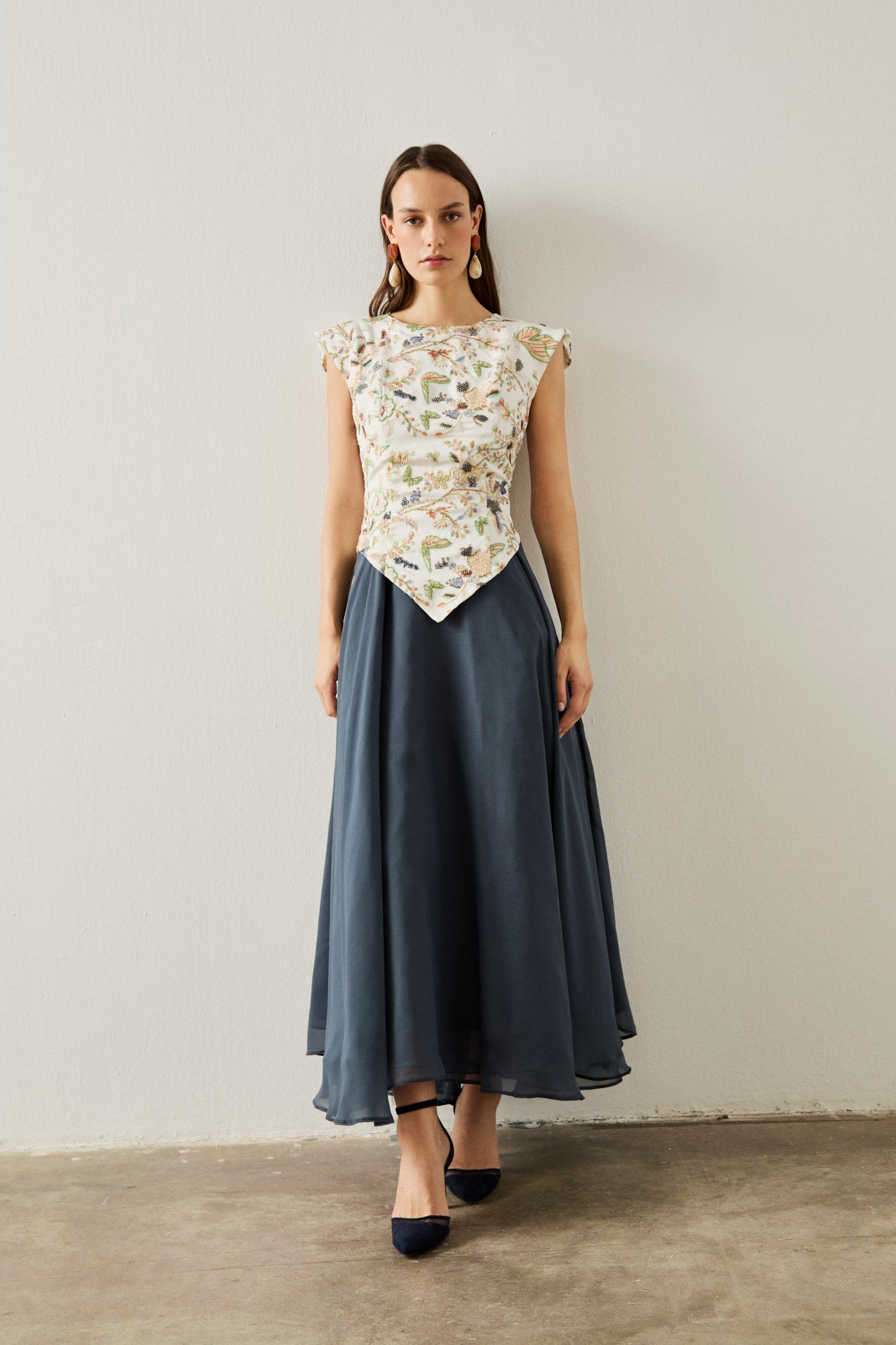 Vestido midi combinado con top bordado con pasamanería y falda de tul. 